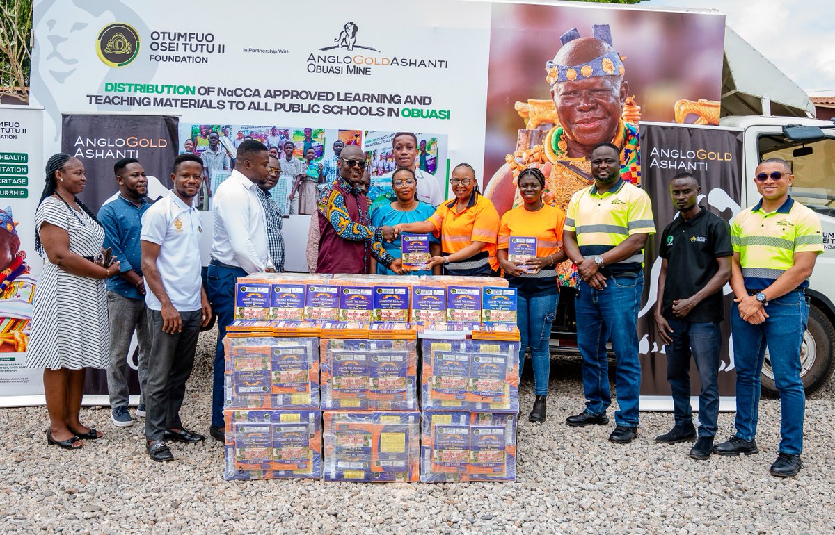 Otumfuo Foundation, in partnership with AngloGold Ashanti, has once again made a significant impact in Obuasi!
A total of 10,086 NaCCA approved Asante Twi textbooks were officially handed over to the Obuasi Municipal and Obuasi East Municipal Education Directorates.