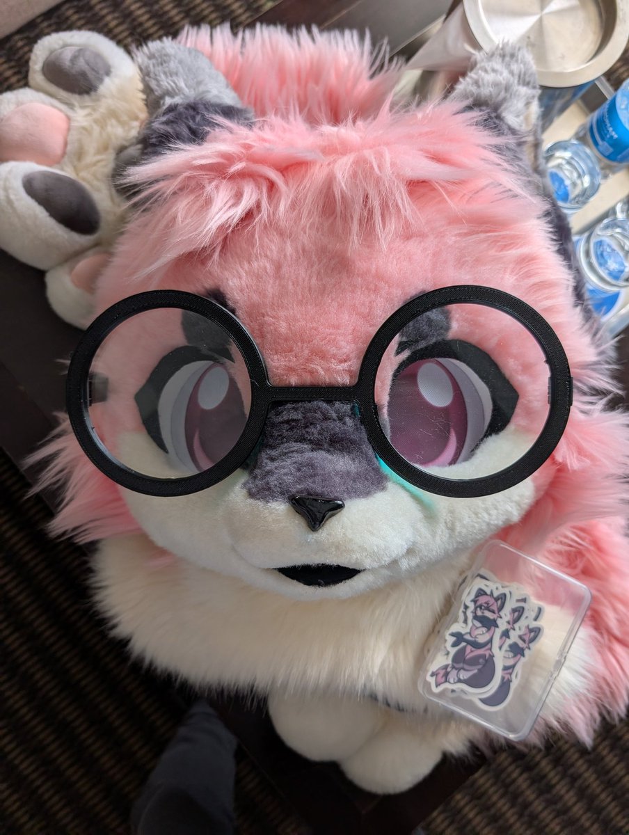 quillie__'s tweet image. surprise! im at fur-eh :3
come find me for a free willie cat sticker ^^