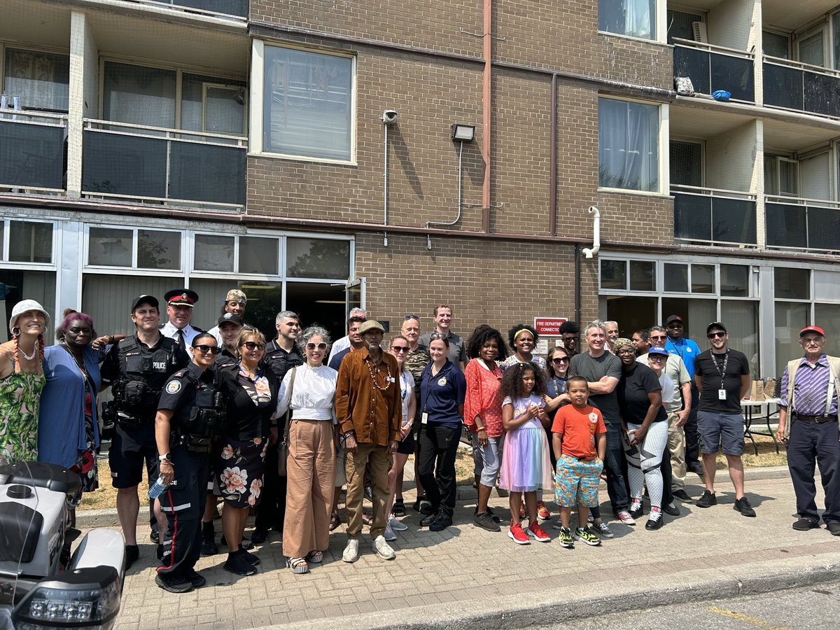 BravoDavenport's tweet image. I had a great time celebrating the Grand Opening of the Youth Leaders of Tomorrow Hub at Pelham Park.
Partnering with @TOHousing, we’ve put funds into an updated space for programs and a computer lab for youth. These are investments in the future of Davenport and our community.