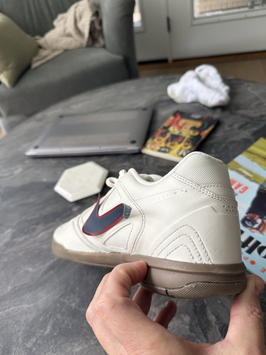 Projberrey's tweet photo. @nike asked for my review and then didn’t post it.  All they had to do was send a replacement pair, but they wanted me to purchase a second pair and wait for a refund….

What do you think they should have done??

#buyerbeware https://t.co/ErLFlBrHxT