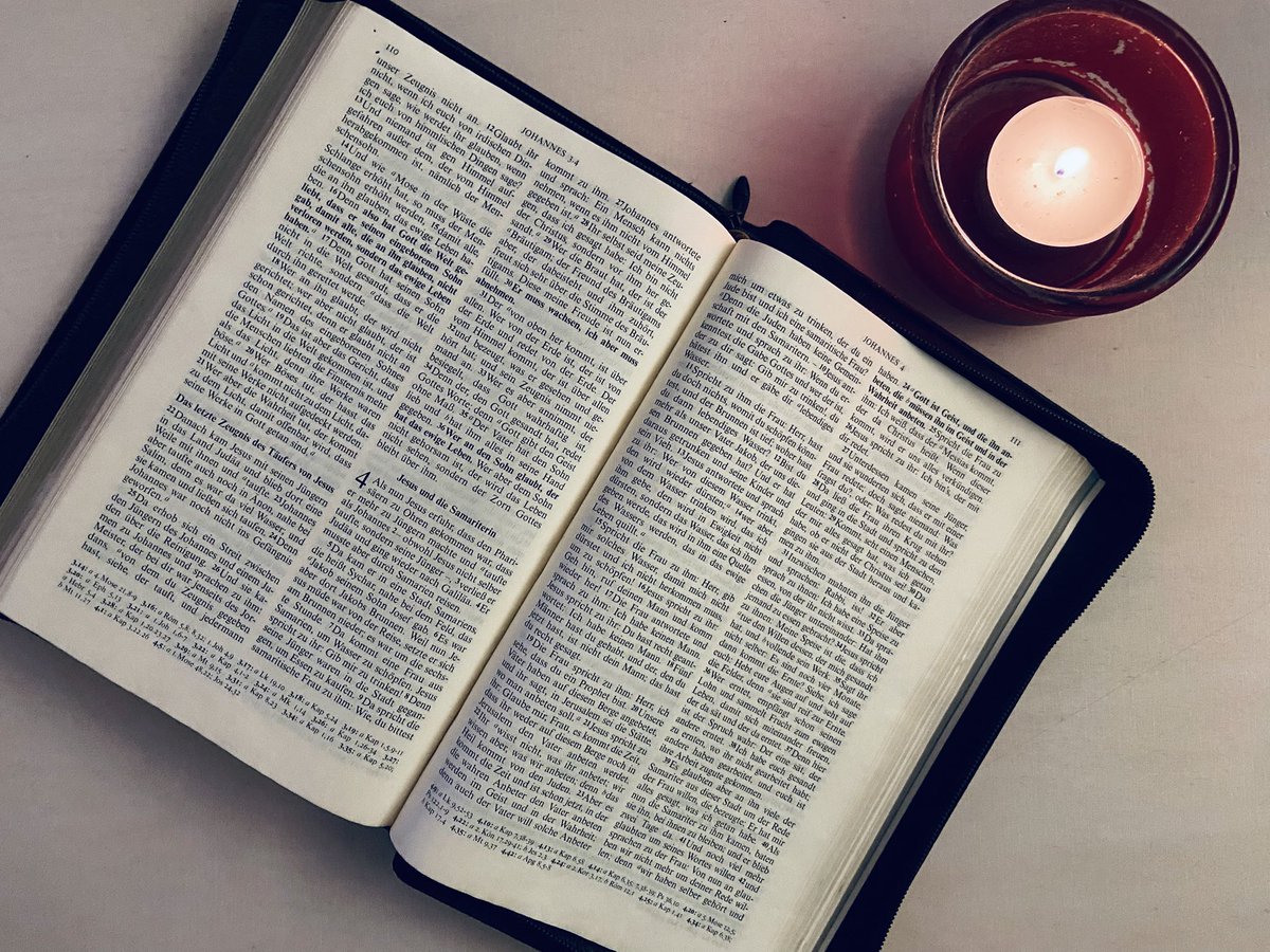 Diese Welt ist oft dunkel.
Es gibt Tage, da will unserer Seele die Sonne nicht aufgehen.

Doch Gottes Wort strahlt hell:

„Fürchte dich nicht.
Ich habe dich erlöst.
Ich habe dich bei deinem Namen gerufen.
Du bist mein.“

Solange sein Licht leuchtet, gibt es Hoffnung.