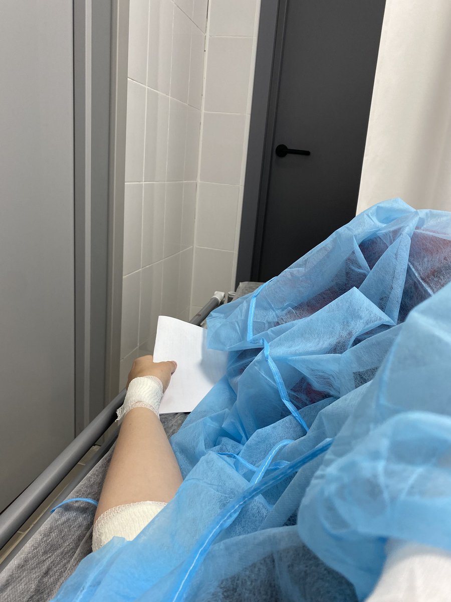 Она очнулась и потянулась за телефоном, чтобы сделать КоНтЕнТ 😷