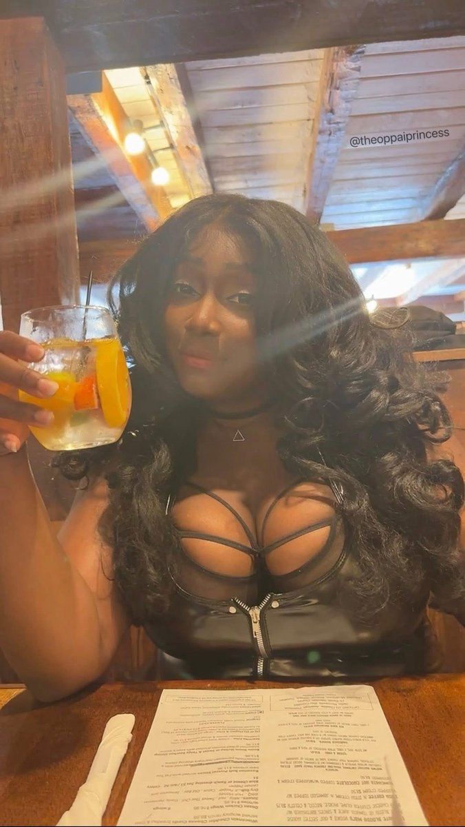 OppaiPrincess's tweet image. POV: I’m your date and you bought me a drink🍹