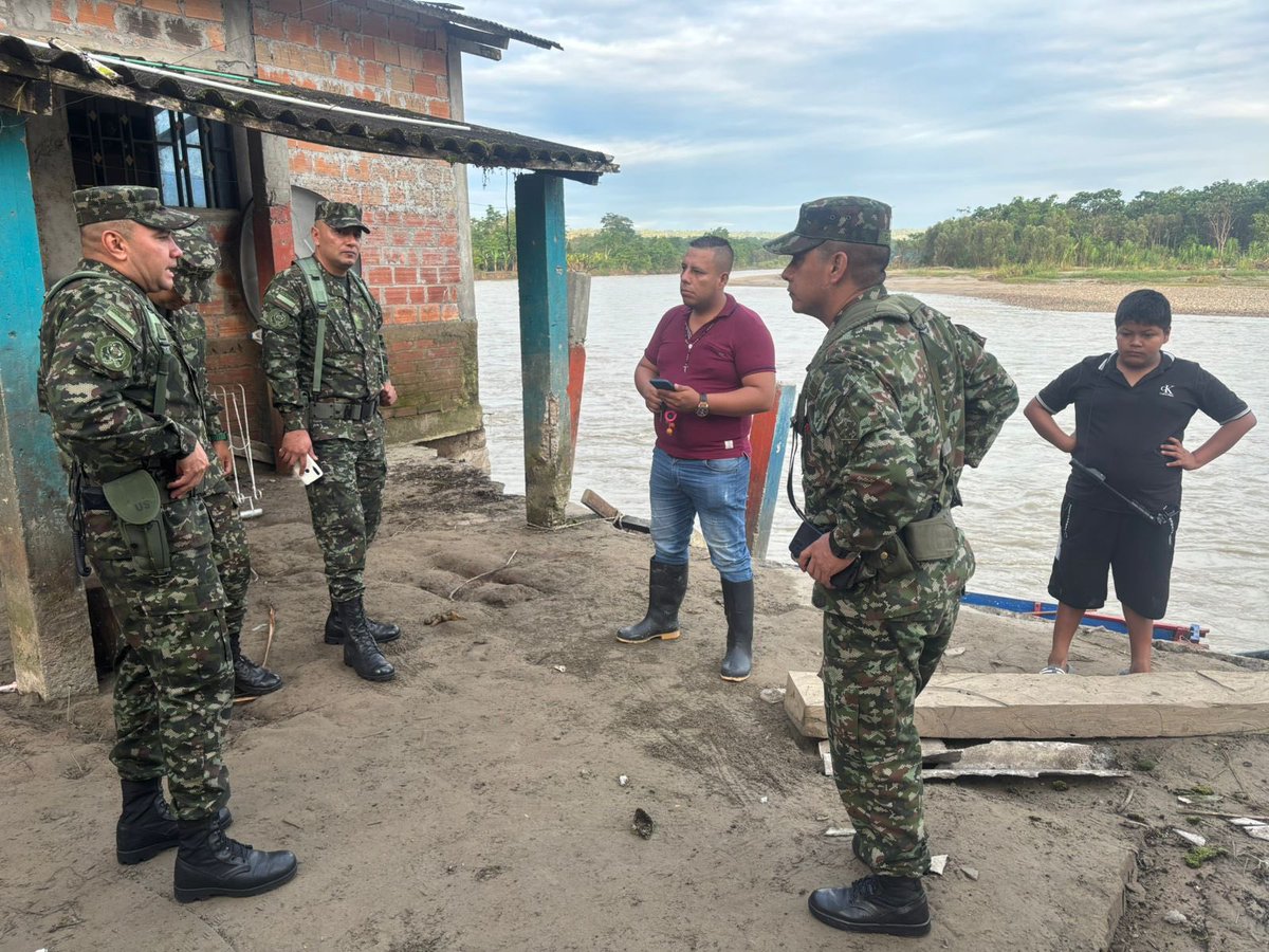 Ejercito_Div6's tweet photo. 👷‍♂️ Soldados del Batallón de Ingenieros N.° 27 de la #Brigada27 realizaron un reconocimiento técnico en Puerto Guzmán, #Putumayo, con el fin de evaluar los daños causados por la erosión del río Caquetá y proponer soluciones que protejan a las familias de la zona.

#BICAS27 #AtenciónDeDesastres #IngenierosMilitares #EjércitoPorColombia #GestiónDelRiesgo