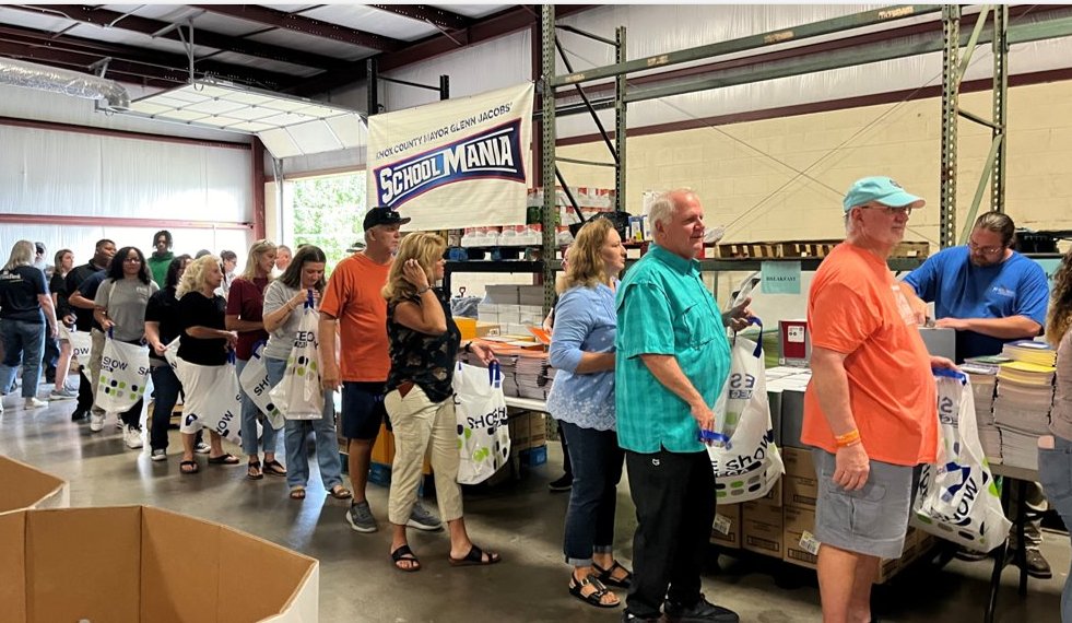 tnAchieves's tweet image. VOLUNTEERS NEEDED IN KNOX COUNTY!
Students, if you're looking for a community service opportunity, @GlennJacobsTN needs volunteers to help prepare for School Mania 2025!
Volunteers will back 8,000 school supply bags at the @knoxvilleDC on Monday, July 21st beginning at 8am ET.…