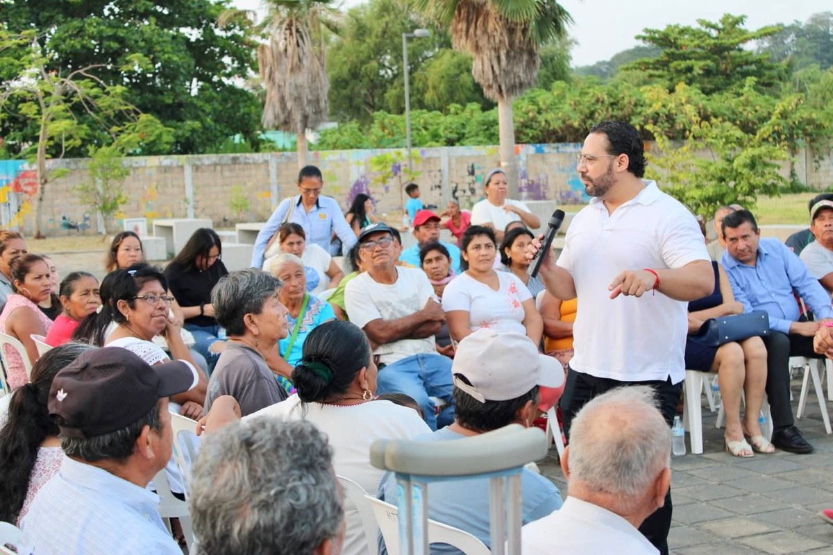 Continua nuestra gira de agradecimiento, tocó el turno de dialogar con vecinos de las colonias Constituyentes, Cuauhtémoc y Progreso y Paz.

No es solo regresar y saludar, es plantear y llevar planes de acción para lograr resultados a favor de Coatza
¡Nos irá muy bien!