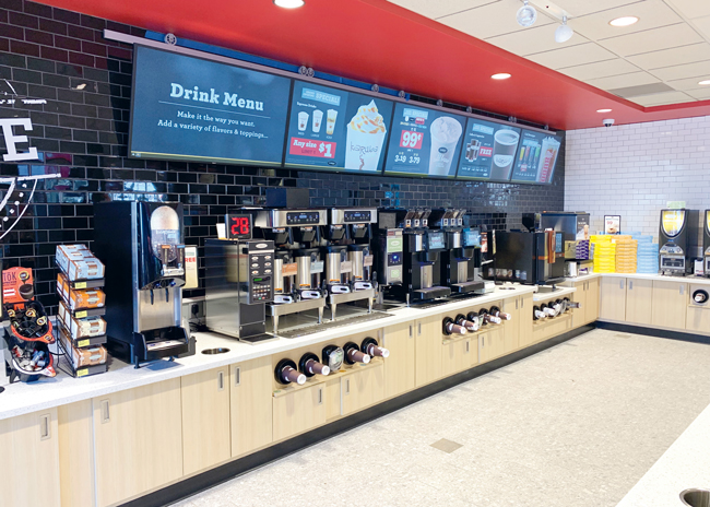 المقاهي الذاتية Self Service Coffee Shop بدأت بالانتشار عالمياً كنموذج عمل مبتكر يوفر للعميل تجربة إعداد القهوة بنفسه بسرعة ومرونة وبتكلفة أقل.
هل سنشهد قريباً انتشار هذا المفهوم في السعودية ودول الخليج مع تسارع التحول الرقمي وأتمتة الضيافة؟
#ريادة_الأعمال #ابتكار #القهوة