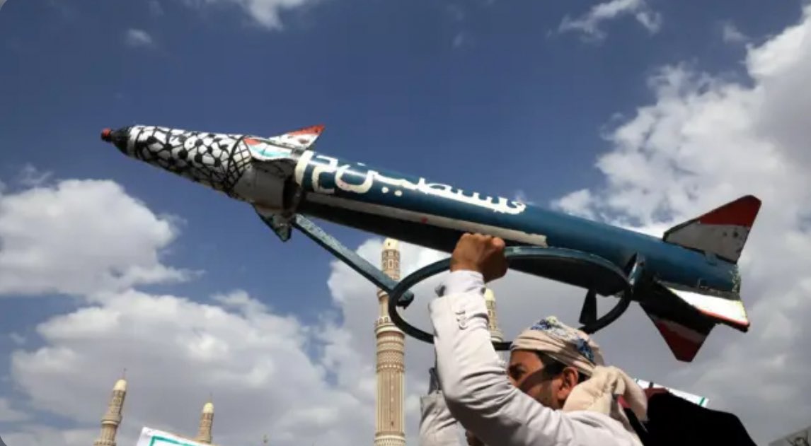 غزة تقصف = اليمن يدك الكيان 
لبنان تقصف = اليمن يدك الكيان 
سوريا تقصف = اليمن يدك الكيان

وما زال اليمن يذود عن ابنائه وحيداً 

ويلموني في حبهم يا ناس 🇾🇪🤍