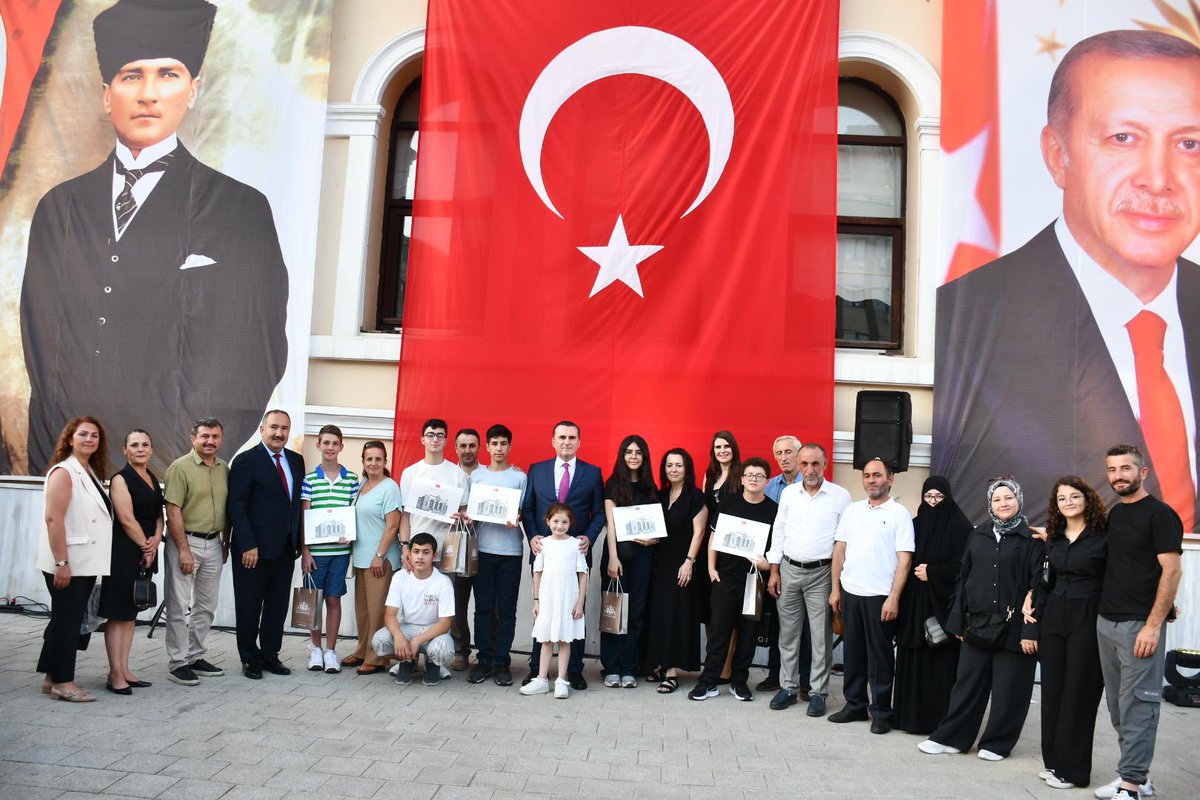 🎉 PENDİKLİ ÖĞRENCİLERİMİZDEN LGS’DE GURURLANDIRAN BAŞARI
2025 Liselere Geçiş Sistemi (LGS) sonuçlarına göre 500 tam puan alarak Türkiye birincisi olan öğrencilerimiz, İstanbul Valiliği ve İstanbul Çocukları Vakfı iş birliğiyle düzenlenen “Türkiye Yüzyılı Çocukları 2025 LGS