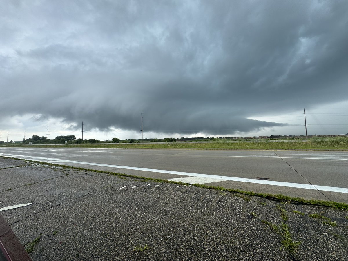 StormChaser_CJ's tweet image. LARGE WALL CLOUD. Just to the north of Beaverdam 1-2 miles. @NWSMilwaukee