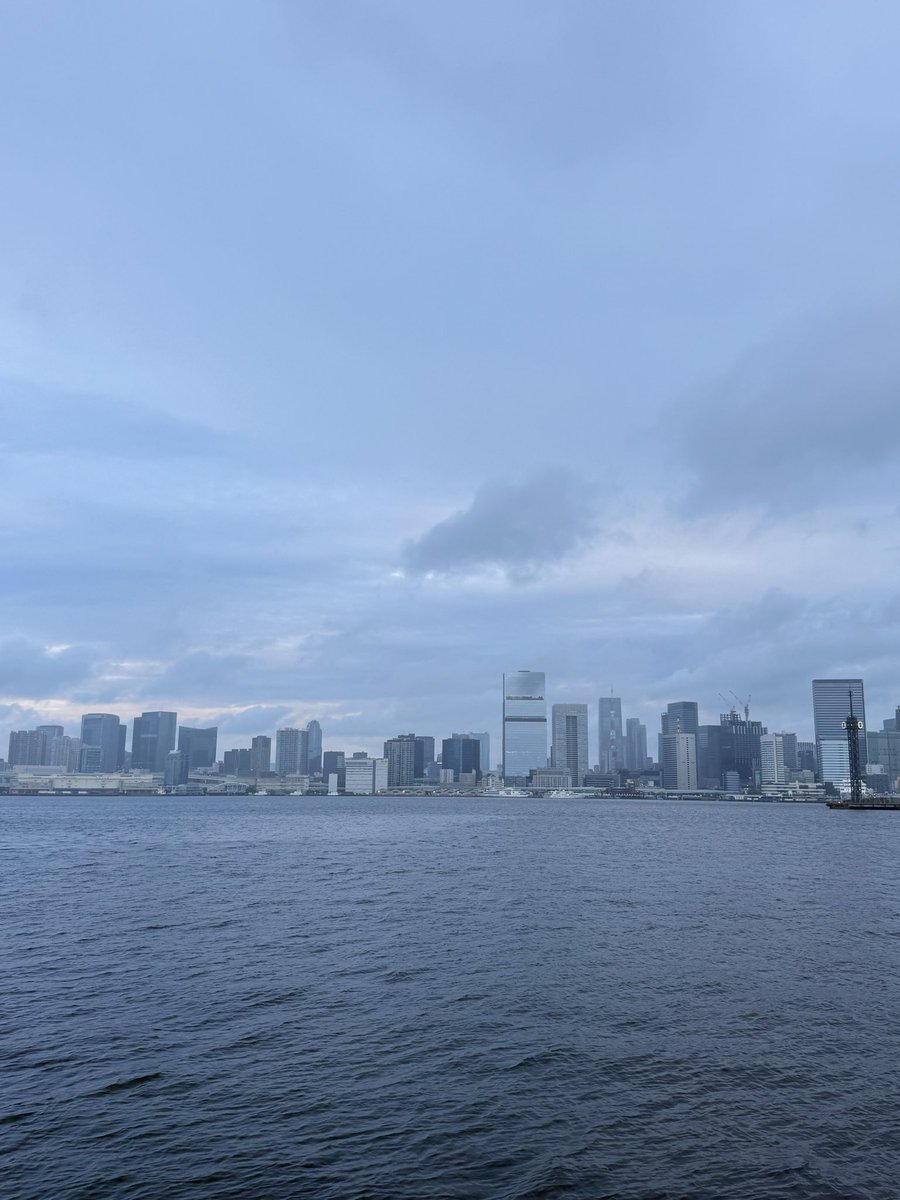 cleopatras777's tweet image. 7月17日(木) 4:51
気温26℃ 
おはようございます😊
時々小雨で南風が強い😅
今日頑張れば、明日から夏日☀️
長かった梅雨も終焉かなぁ🤔
皆さま素敵な1日をお過ごしください🏃‍♂️
#tokyo 
#イマソラ
#レインボーブリッジ