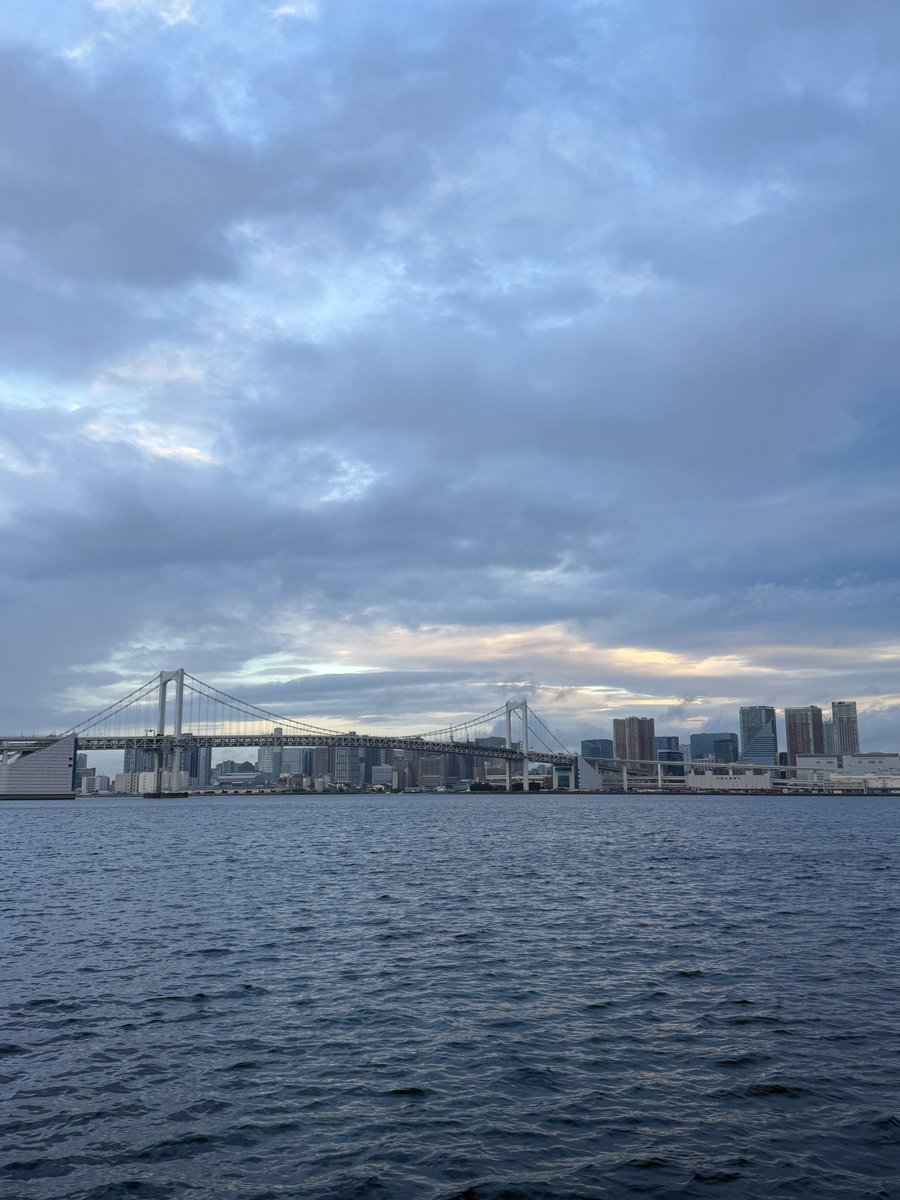 cleopatras777's tweet image. 7月17日(木) 4:51
気温26℃ 
おはようございます😊
時々小雨で南風が強い😅
今日頑張れば、明日から夏日☀️
長かった梅雨も終焉かなぁ🤔
皆さま素敵な1日をお過ごしください🏃‍♂️
#tokyo 
#イマソラ
#レインボーブリッジ