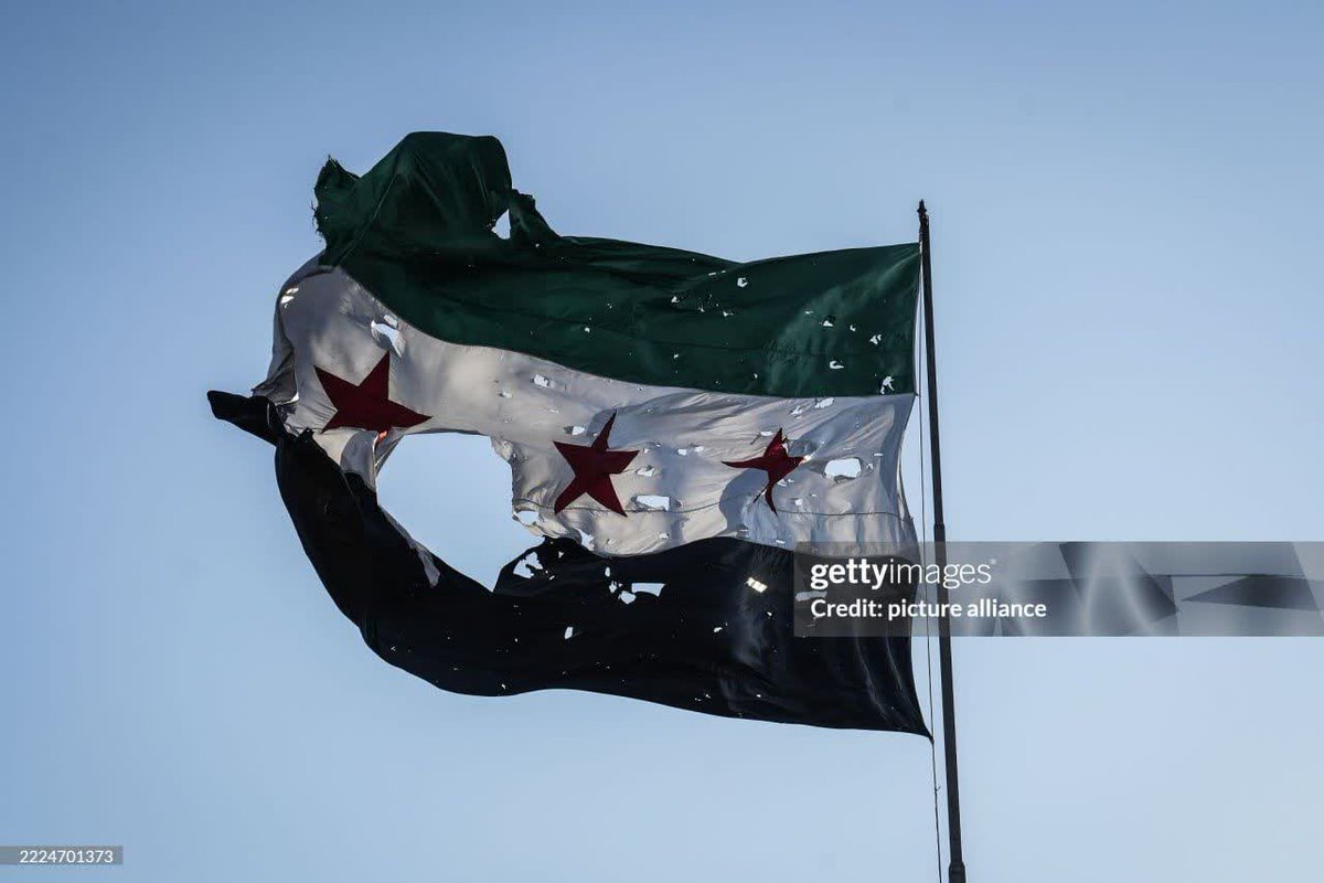 پرچم یه کشور آزاد دو روز پس از کاسه لیسی آمریکا، البته اوضاع خود کشور هم بهتر از پرچمش نیس ... 
فقط حرم حضرت زینب(س) و خانم رقیه (س)😔💔
#بیچاره_میشوید