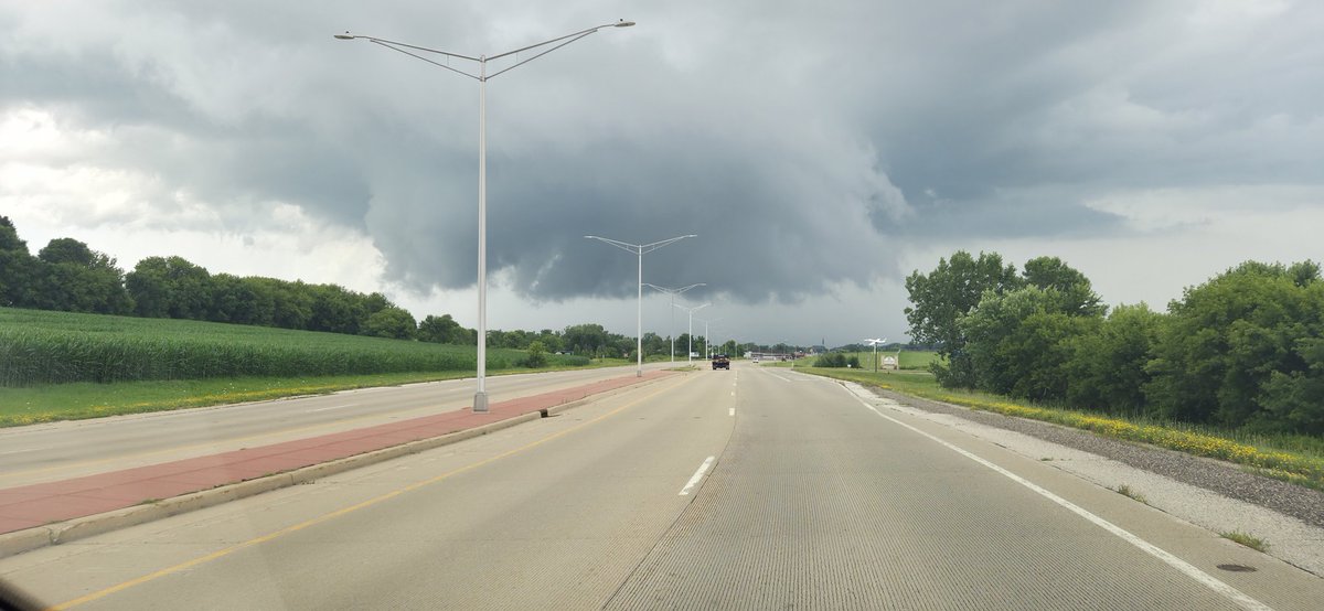 TomPurdyWI's tweet image. Absolutely beastly wall cloud spinning over Watertown, Wis right now. #wiwx