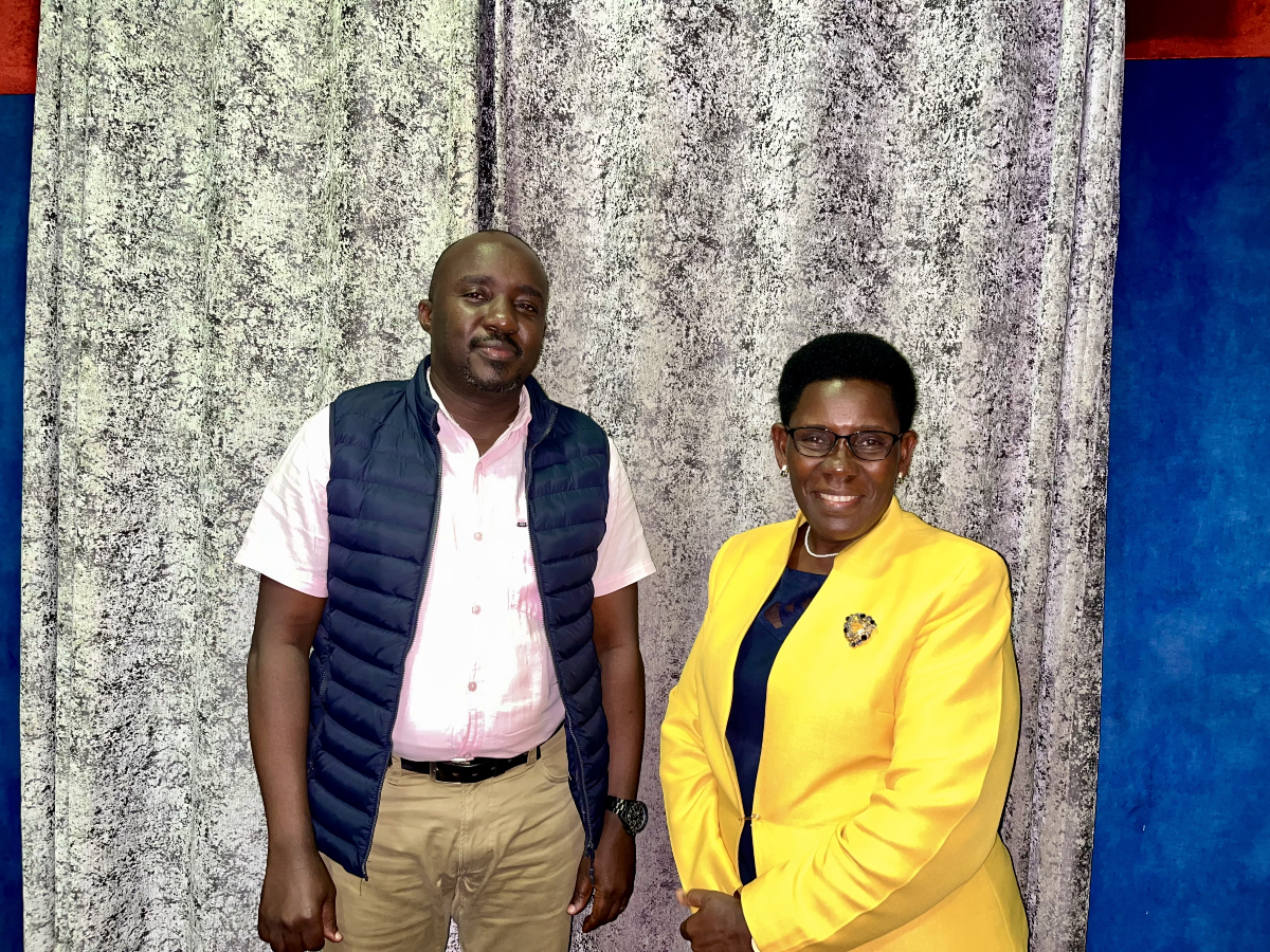 gracemarymugasa's tweet image. Ahead of the @NRMOnline Primaries tomorrow, I’ve been at @fmkabalega with Hoima City RCC Hajj Badru Mugabi addressing the people of Bunyoro on security and best poll practices all aimed at having a peaceful election.
We hope for the best!