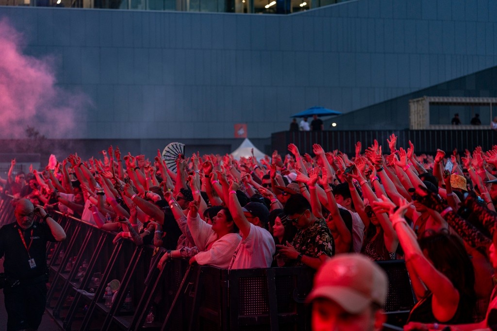 IceDistrict's tweet image. 👀 DSTRKT Music Festival is incoming!
🎫: url.icedistrict.com/DSTRKT