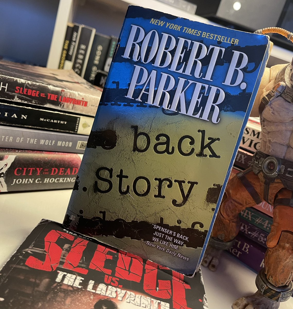 SledgevsBooks's tweet image. BACK STORY ⭐️⭐️⭐️⭐️⭐️
Parker hit high gear in the early 2000s with back-2-back top 10 Spensers.
💀highest body count in the series
🔪dissection of Spenser’s code
🔫best ever final shootout
one of his most clever whodunnits