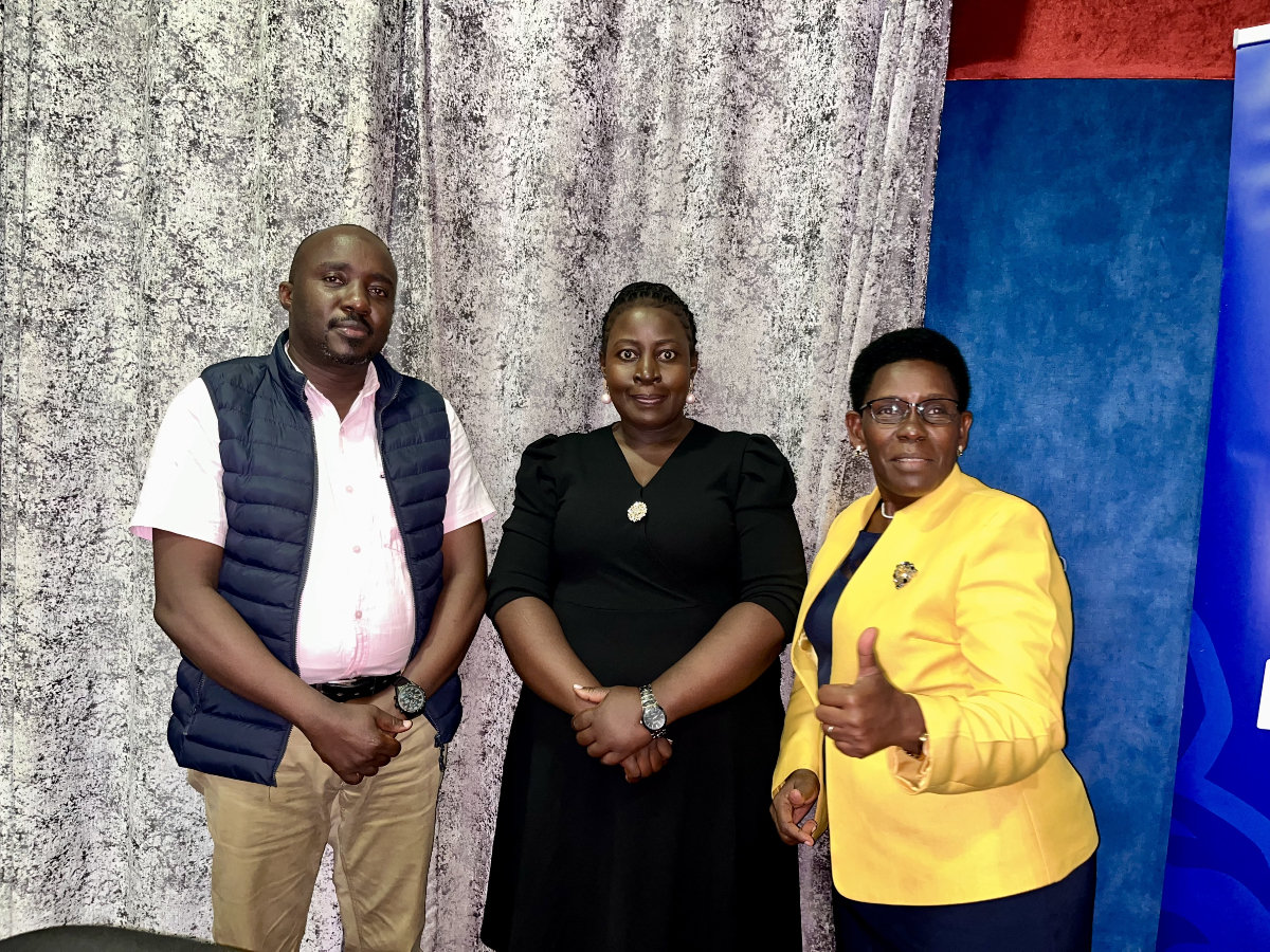 gracemarymugasa's tweet image. Ahead of the @NRMOnline Primaries tomorrow, I’ve been at @fmkabalega with Hoima City RCC Hajj Badru Mugabi addressing the people of Bunyoro on security and best poll practices all aimed at having a peaceful election.
We hope for the best!