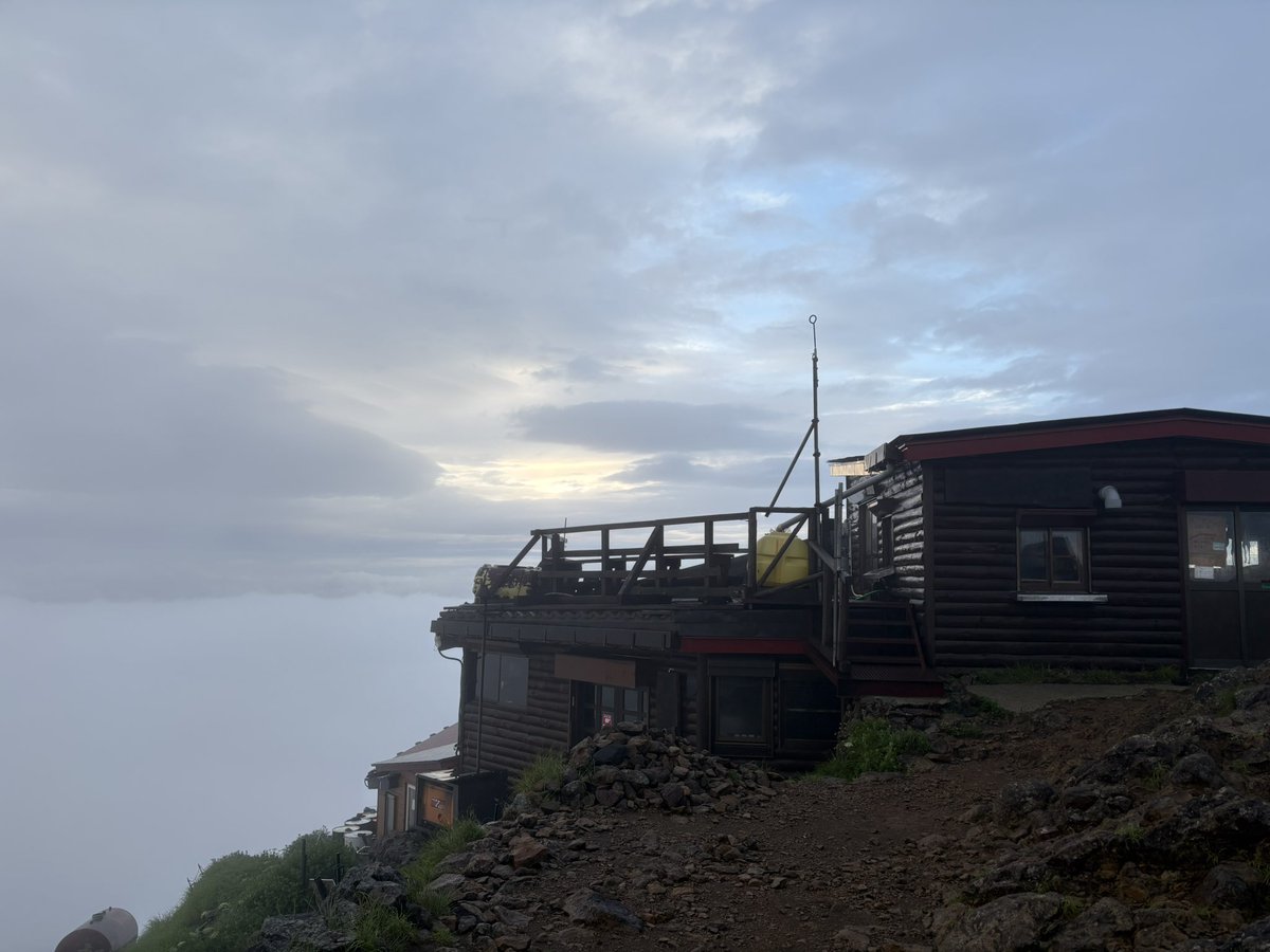 akadake2899m's tweet image. おはようございます。今朝の赤岳は曇りです。気温は9度で風は強めの東風です。
#赤岳
#八ヶ岳