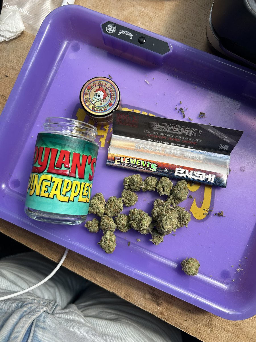 izzy ๐ฎโ๐จ (@izzyshmokes) on Twitter photo Fuck it Iโm on a roll Fuck it Iโm on a roll
