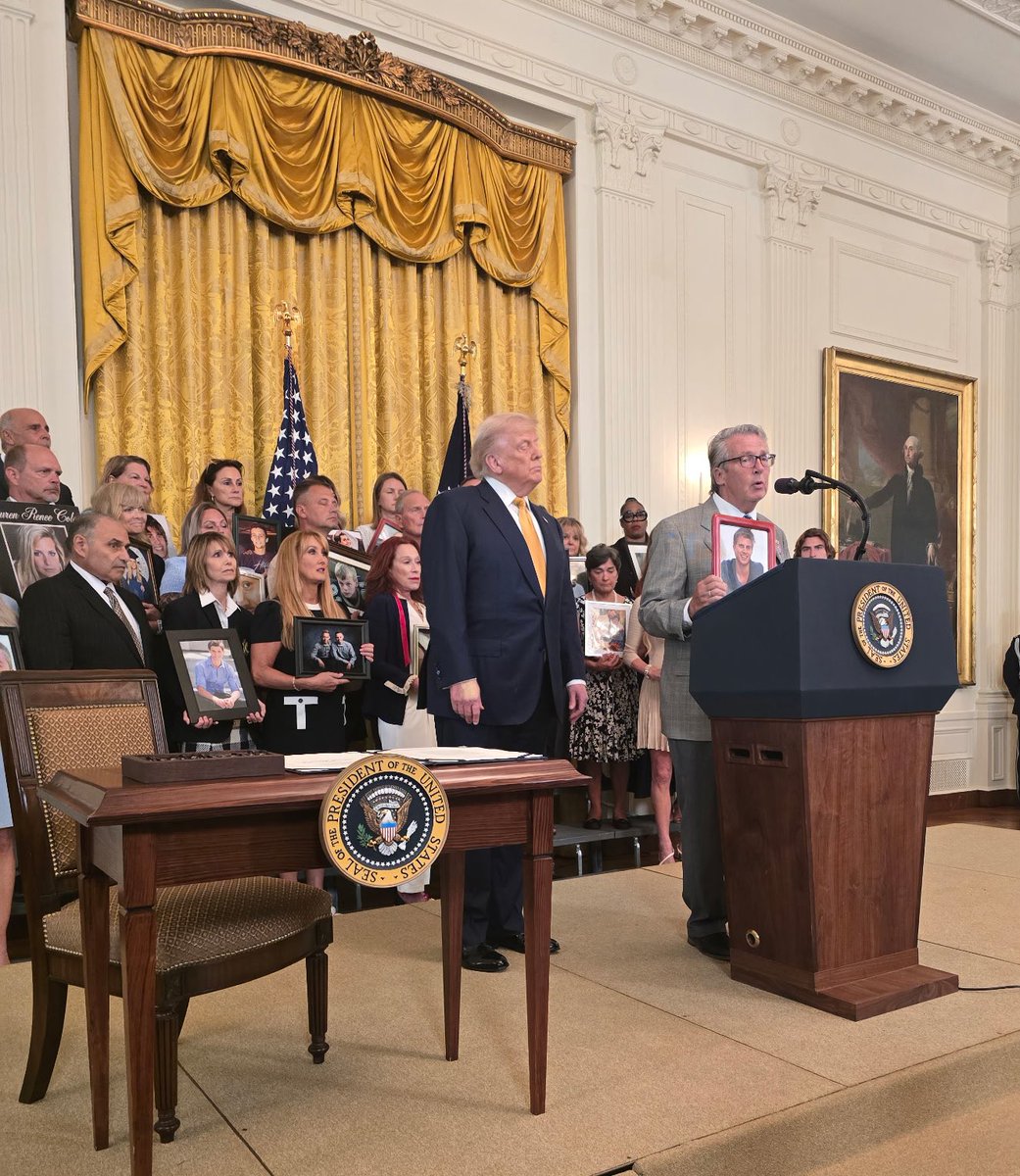 RepMichaelRulli's tweet image. Honored to be at the White House today as @POTUS signed the Halt Fentanyl Act into law. This is a major step in the fight against the opioid crisis and protecting our communities.