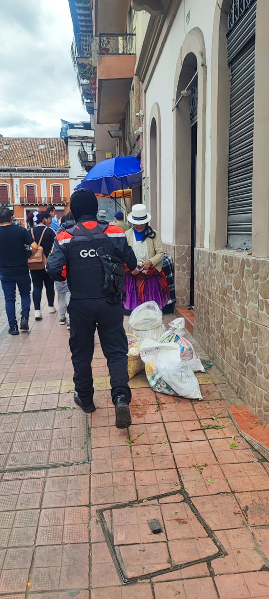 GuardiaCuenca's tweet photo. #GuardiaCiudadana recupera los espacios públicos de los alrededores del mercado 10 de agosto.

Recordamos a la ciudadanía adquirir sus productos en lugares autorizados. 

#ElOrdenEmpiezaPorTi
#NoCompresEnLaCalle https://t.co/SZEK5YfUAj
