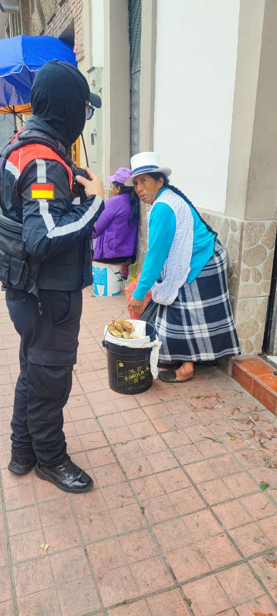 GuardiaCuenca's tweet photo. #GuardiaCiudadana recupera los espacios públicos de los alrededores del mercado 10 de agosto.

Recordamos a la ciudadanía adquirir sus productos en lugares autorizados. 

#ElOrdenEmpiezaPorTi
#NoCompresEnLaCalle https://t.co/SZEK5YfUAj
