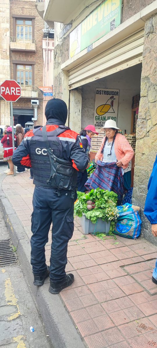 GuardiaCuenca's tweet photo. #GuardiaCiudadana recupera los espacios públicos de los alrededores del mercado 10 de agosto.

Recordamos a la ciudadanía adquirir sus productos en lugares autorizados. 

#ElOrdenEmpiezaPorTi
#NoCompresEnLaCalle https://t.co/SZEK5YfUAj