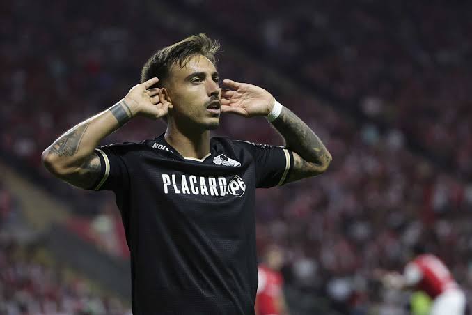 Kayserispor'umuz Portekizin Vitoria takımının formasını giyen ve Vitoria da 80 maçta 15 gol 8 asist ile oynayan Portekizli 10 numara ile anlaşıp şehrimize gelmiştir.
Allah utandırmasın.
Cardoso ve arkadaşları🧿🟨🟥