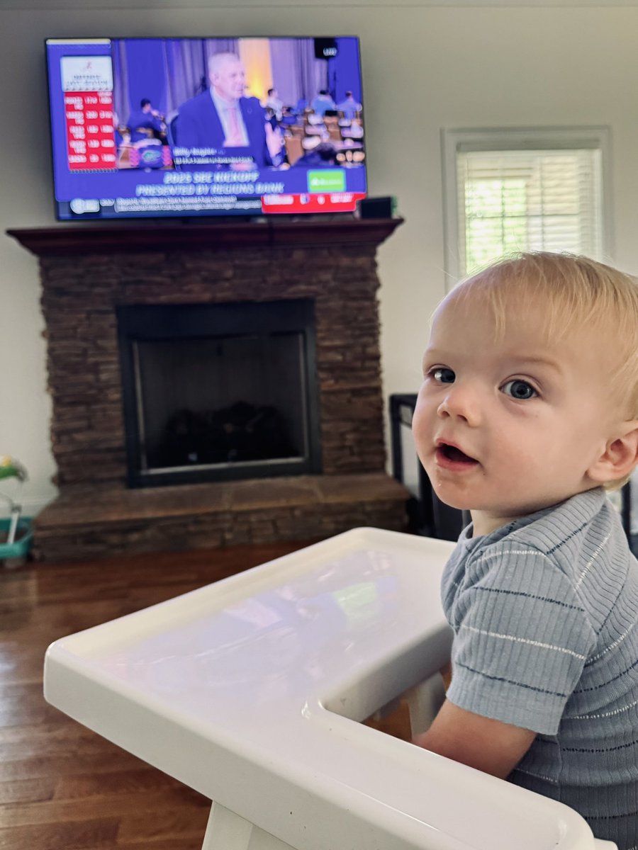 NapierKurt's tweet image. Beau watching Uncle Billy 🐊