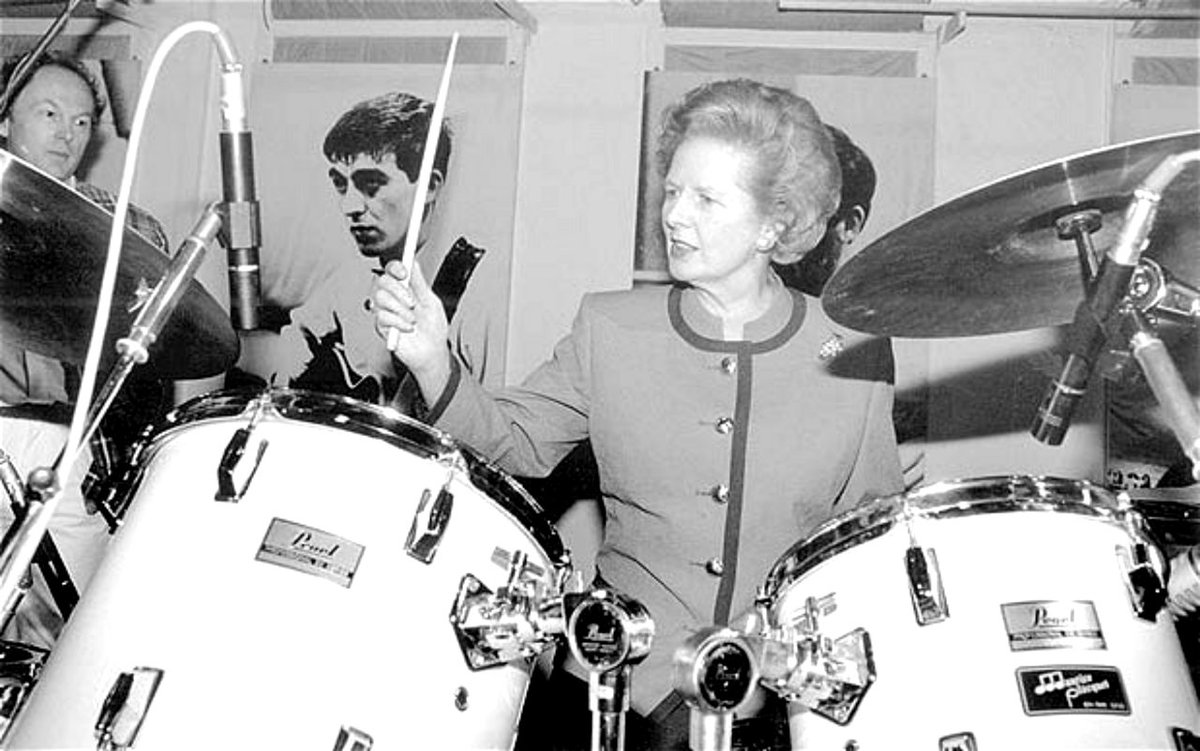 ThatcherCentre's tweet image. It was hot in 1990, too. In July, MT visited the annual fundraising jazz and curry shindig at Inglis Barracks —and was persuaded to repeat her recent drumming performance at Abbey Road Studios. Read about it:
margaretthatcher.org/document/108152
