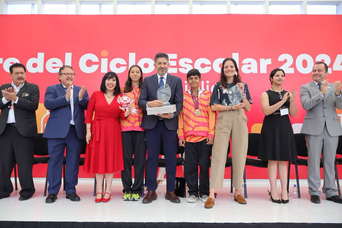 La educación es una obra colectiva.
En la clausura del ciclo escolar 2024-2025 reconocimos a quienes hacen posible que más de un millón de niñas, niños y adolescentes sigan aprendiendo y soñando, así como a estudiantes sobresalientes. 

Gracias a docentes, familias y a cada