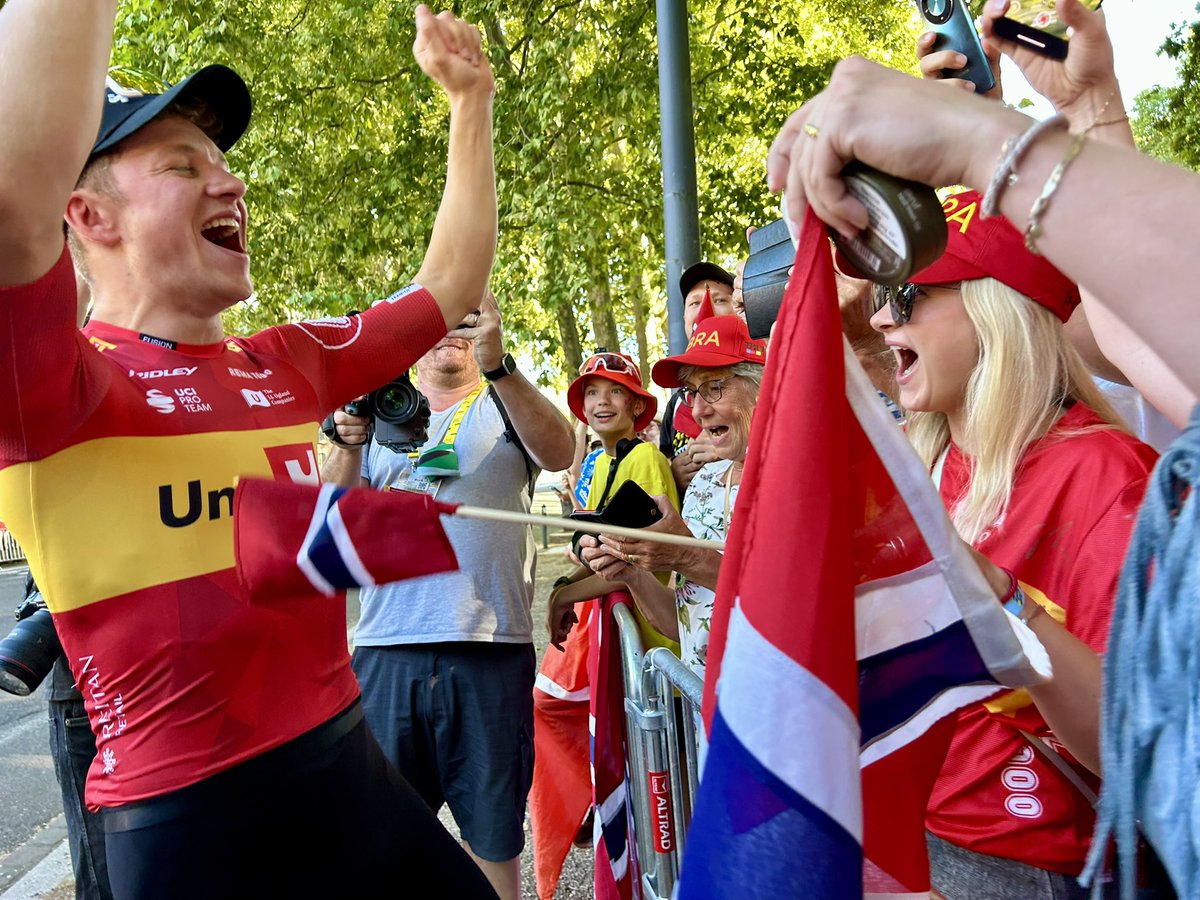 Hvis du vil være med på champagne-fest med Jonas Abrahamsen og Uno-X-gjengen, så klikk deg inn her: play.tv2.no/sport/sportspr…