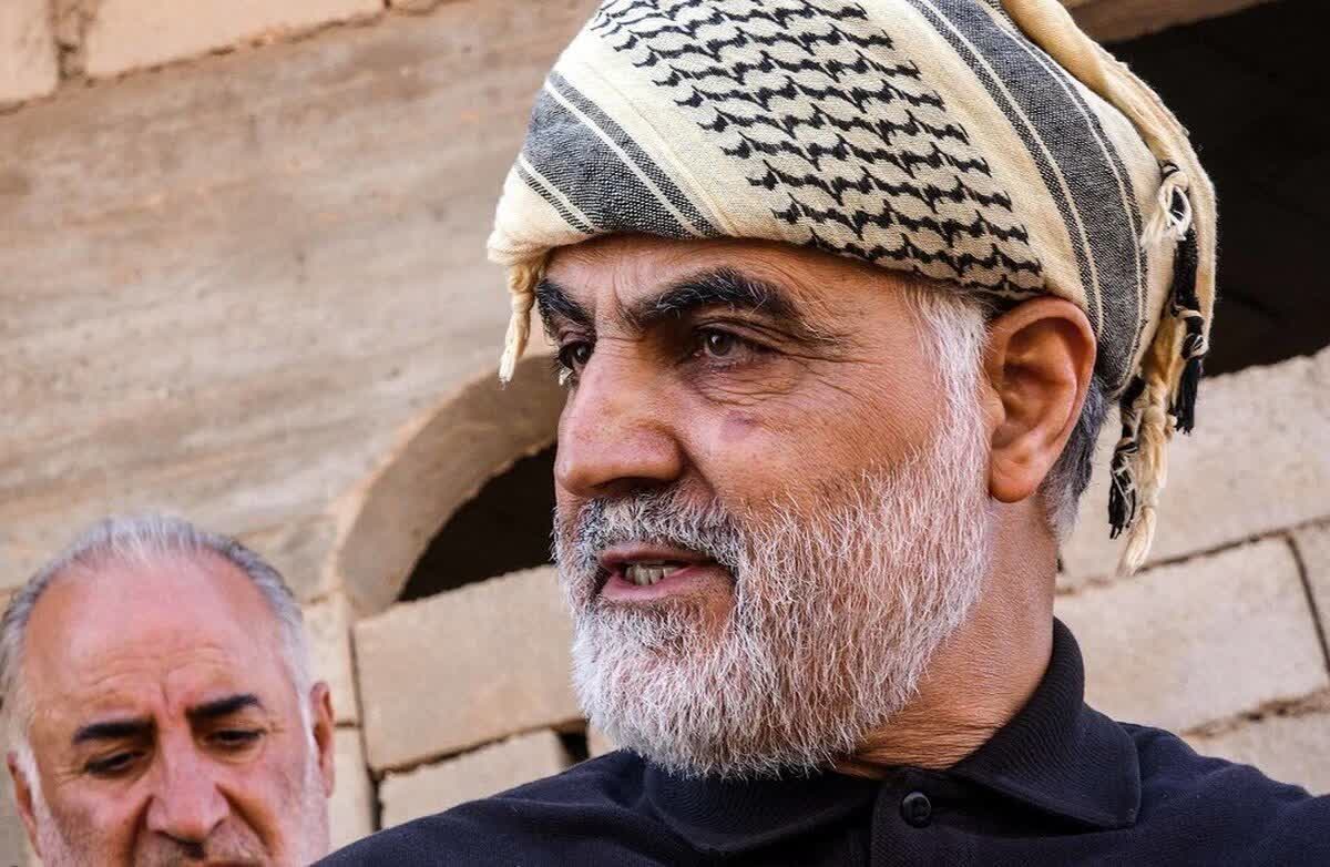 🔻"الأسد الذي قيد الكلاب المسعورة في المنطقة بالأصفاد.  
#القائد_ملهم
