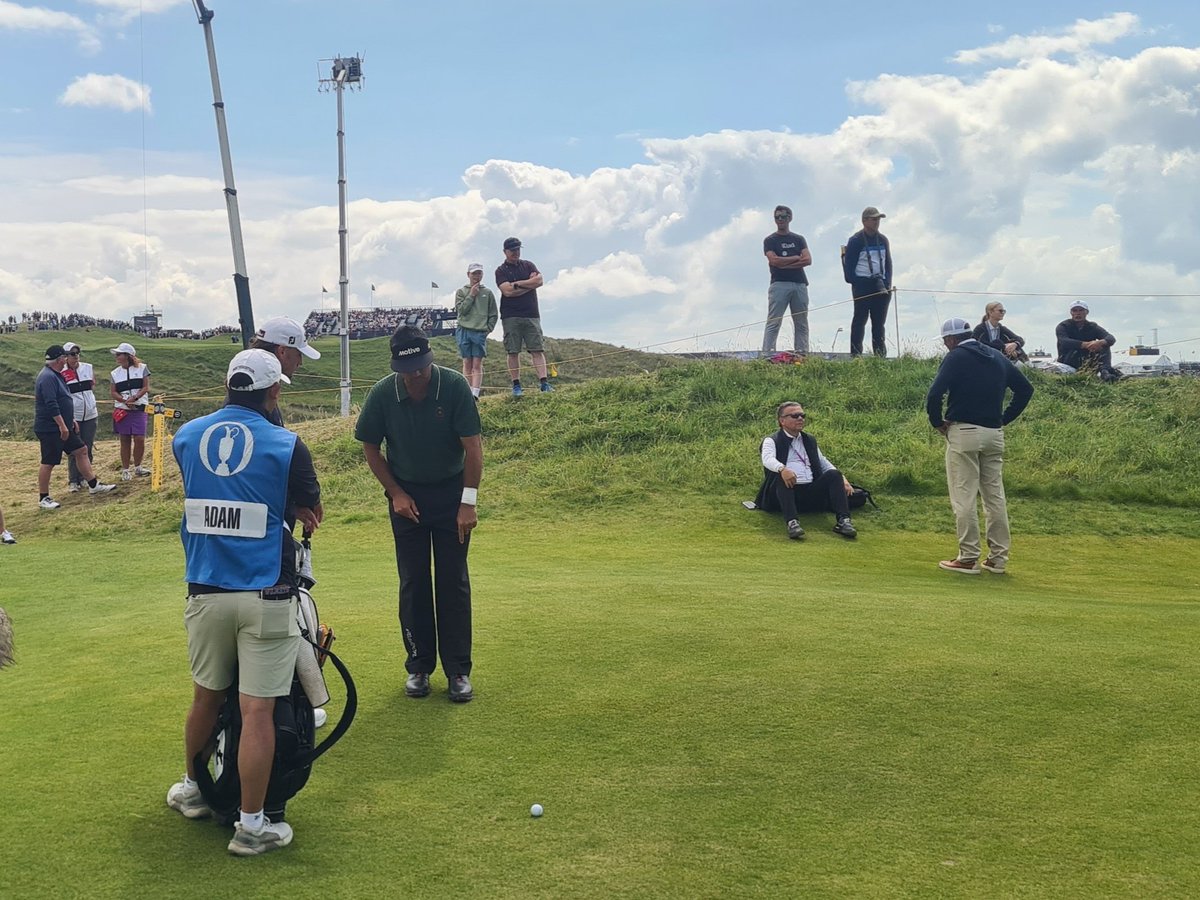 I love how pro golfers pass on their knowledge to the next generation. 
Saw multiple examples today <a href="/TheOpen/">The Open</a>
Seb Cave getting tips from Fleetwood and Westwood. 
And pictured is Jason Day talking through a chip shot with Cameron Adam.