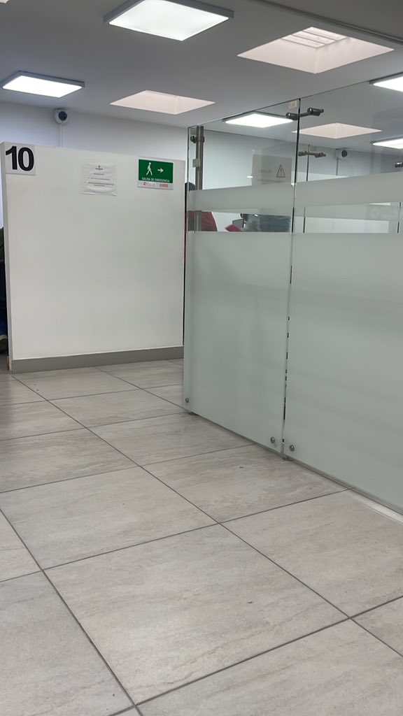 Me vine a renovar el pasaporte y es re fácil mk 
Sin filas, sin líos, una foto, pagar 180 y sale, 5 minutos. 
Cuando lo hice la primera vez si me demoré mucho tiempo. 
No se dejen meter cuentos que el gobierno del cambio lo está haciendo muy bien. 💪