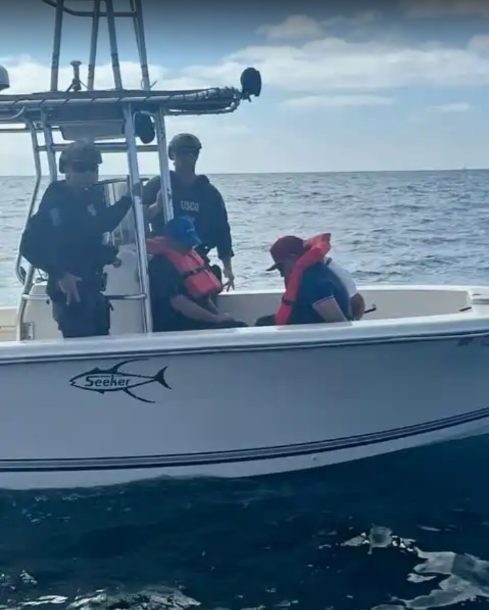USCG's tweet image. Owning the maritime border, one interdiction at a time. Continuing @USCG efforts to control, secure, and defend our southern border, U.S. Coast Guard Maritime Safety and Security Team San Francisco- 91105 applied their full capabilities to complete a successful interdiction off…