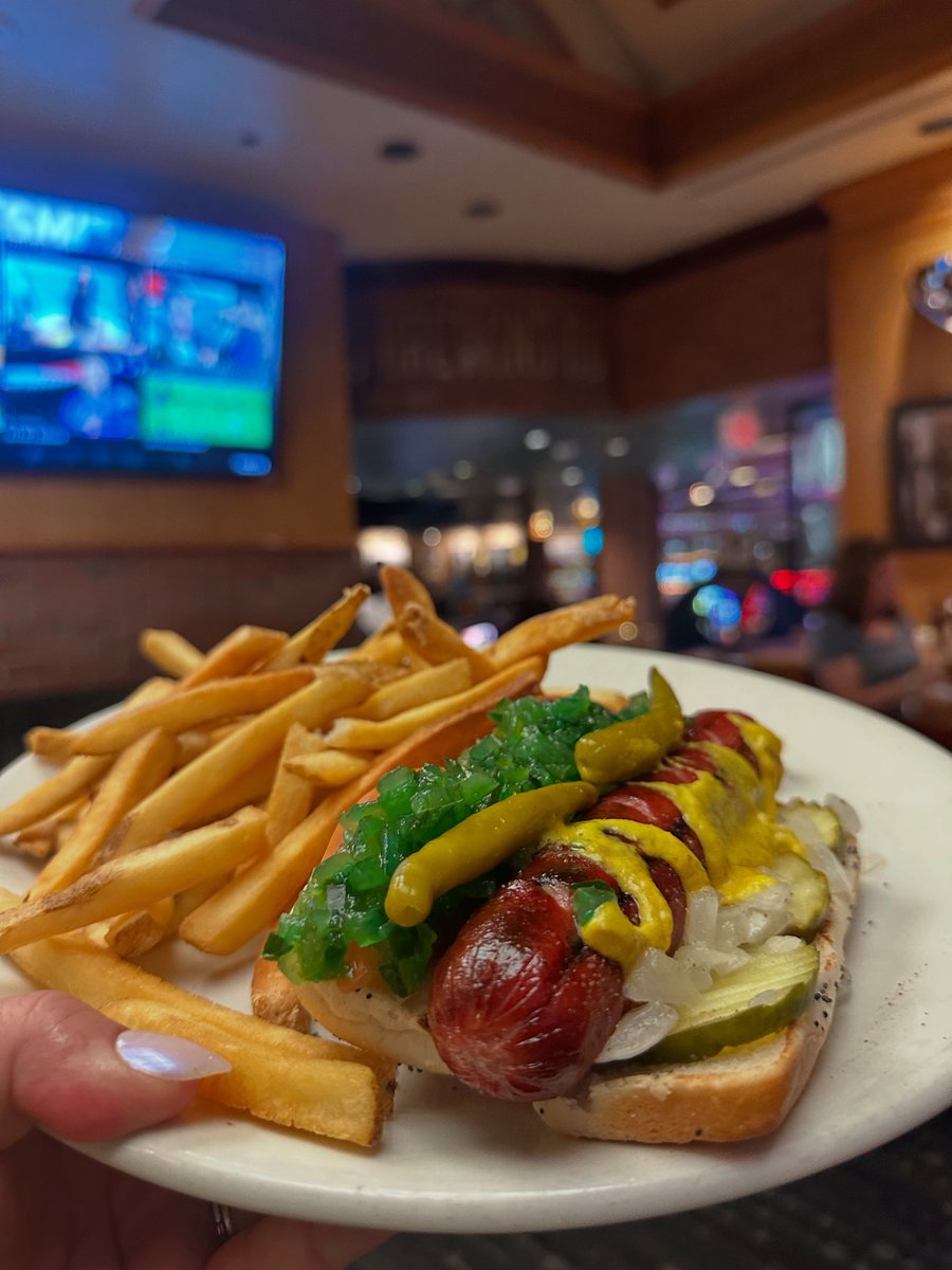 4QueensLV's tweet image. 🌭 It’s National Hot Dog Day and there’s no better place to celebrate than Chicago Brewing Co. at Four Queens!
Grab an ice-cold brew and one of our delicious dogs — it’s the perfect combo. 🍺🌭 🎉 #NationalHotDogDay #FourQueensVegas #ChicagoBrewingCo #fourqueeens #vegas #dtlv