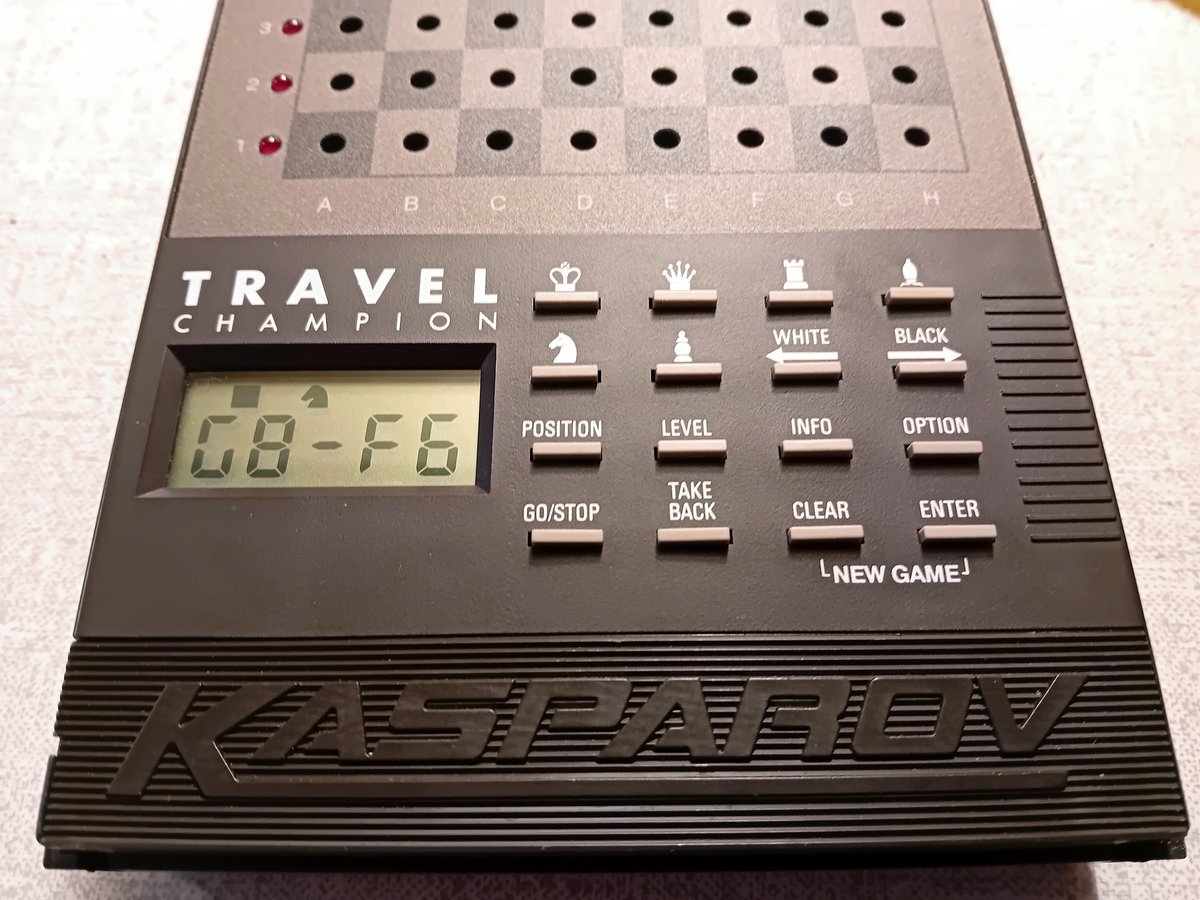 oldsoft's tweet photo. Lidi, vyndavejte baterky ze starých strojů, čistil jsem to skoro půl dne... Mephisto/Saitek Travel Champion 2080, rok cca 1995. Původní stav, po vyčištění a drobné opravě a jeho odpověď na e2-e4. :-) #chesscomputer https://t.co/euHClchTcB
