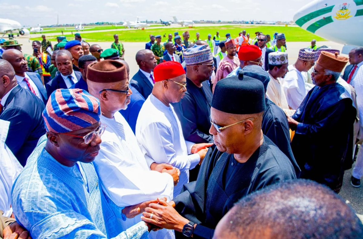 Hope_Uzodimma1's tweet image. He was a leader of rare conviction, his love for Nigeria was evident in the bold reforms he championed and the ideologies he upheld, always centered on national unity, integrity, and cohesion. His legacy of service will endure, inspiring generations to place country above self.…