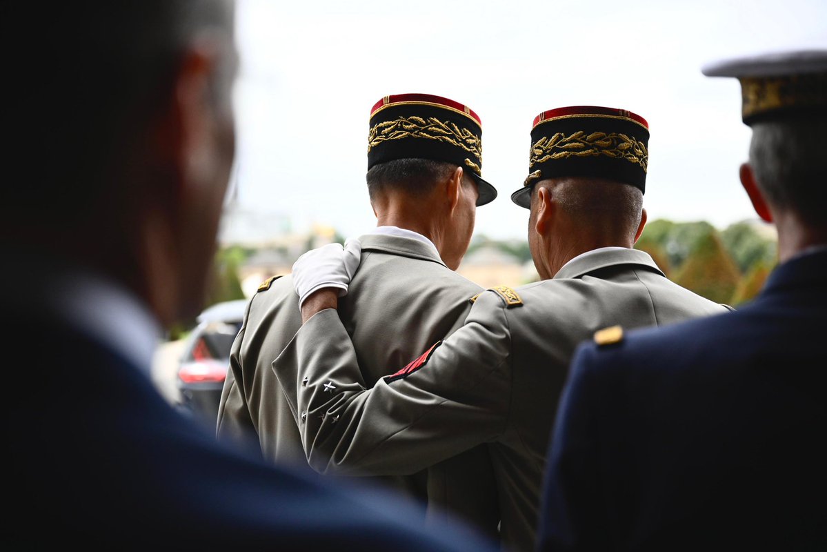 SebLecornu's tweet image. Général d'armée Christophe Abad,
Dans cette cour d'honneur des Invalides que vous connaissez intimement, vous faites votre adieu aux armes.
Par vos précédentes fonctions de Gouverneur militaire de Paris, vous y avez partagé avec la Nation ses moments de gravité, comme de…