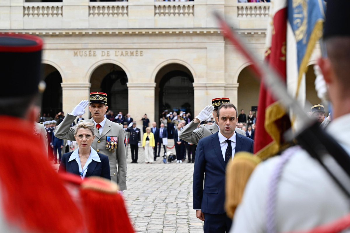 SebLecornu's tweet image. Général d'armée Christophe Abad,
Dans cette cour d'honneur des Invalides que vous connaissez intimement, vous faites votre adieu aux armes.
Par vos précédentes fonctions de Gouverneur militaire de Paris, vous y avez partagé avec la Nation ses moments de gravité, comme de…
