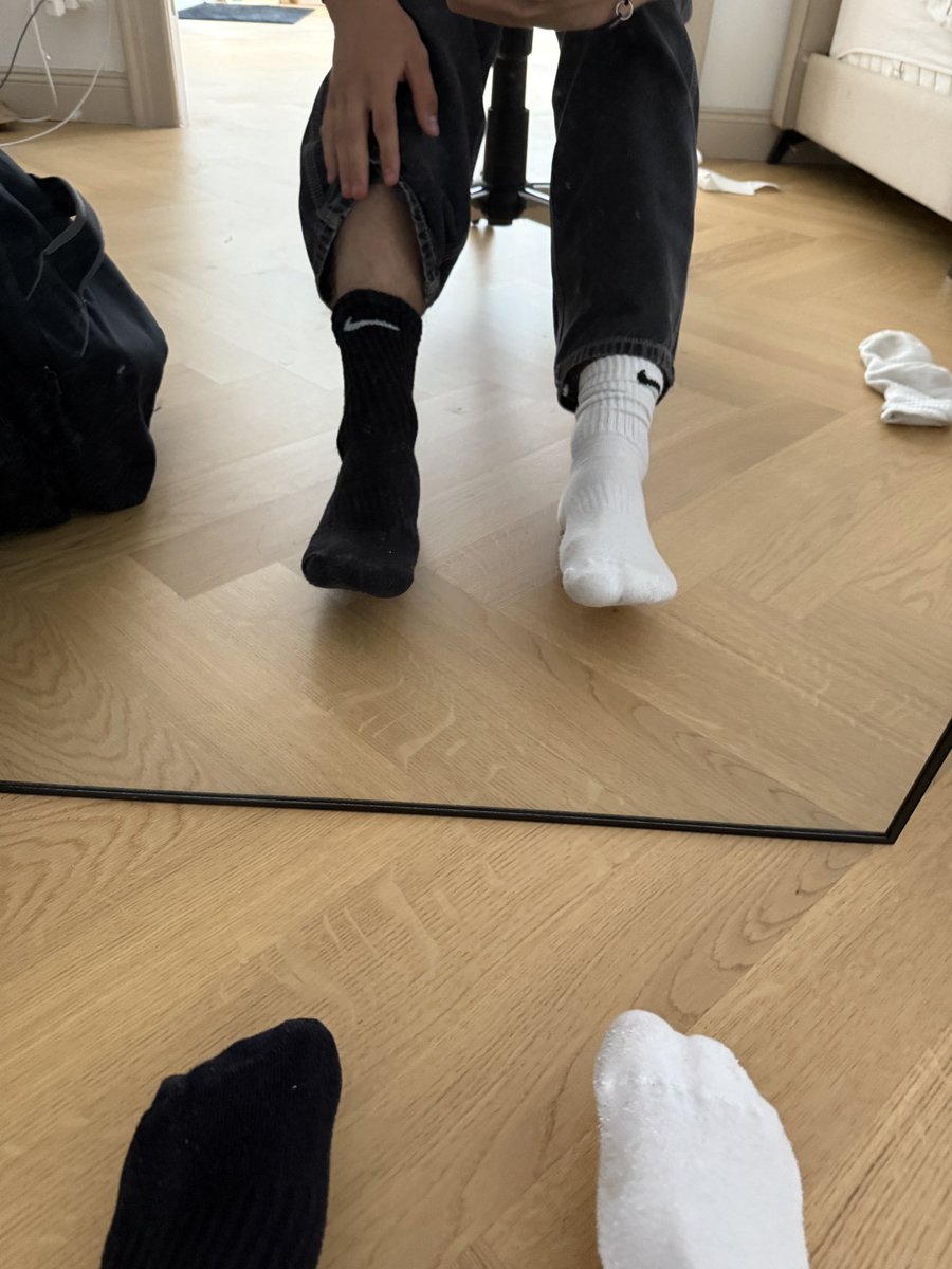 Leonardotwinkx's tweet photo. Dm me I sell this pair of socks it’s so smelly 🫣 https://t.co/Ia5HuDTfBW