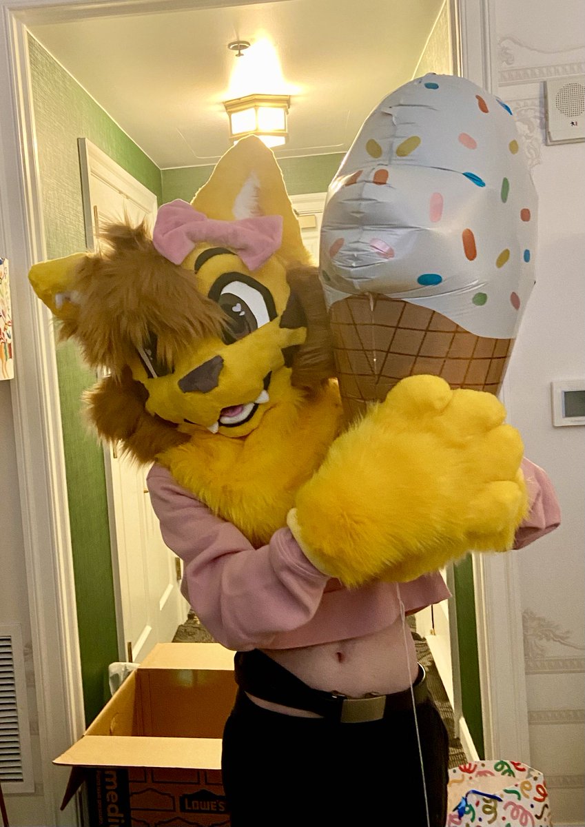 StardustFoxArt's tweet image. Happy birthday to my oranch cat boyfriend, @VOwOlt !!! 💛 Some bday art commissioned by Soarin and the suit I made him for his bday too :3c
Ilysm, have a joyful birthday !!! 💛💛💛