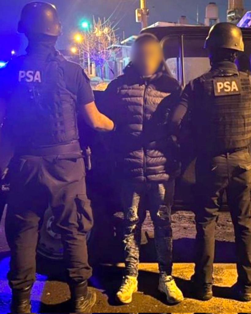 MinSeguridad_Ar's tweet image. PLAN BANDERA ATR: DETUVIMOS A UN HOMBRE CON 902 DOSIS DE COCAÍNA
Detuvimos en Rosario a un hombre que circulaba con 902 dosis de cocaína escondidas en una riñonera.
A través de la PSA, identificamos una conducta sospechosa del criminal, lo interceptamos y, tras encontrar el…