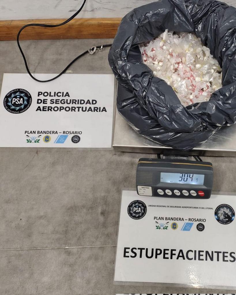 MinSeguridad_Ar's tweet image. PLAN BANDERA ATR: DETUVIMOS A UN HOMBRE CON 902 DOSIS DE COCAÍNA
Detuvimos en Rosario a un hombre que circulaba con 902 dosis de cocaína escondidas en una riñonera.
A través de la PSA, identificamos una conducta sospechosa del criminal, lo interceptamos y, tras encontrar el…