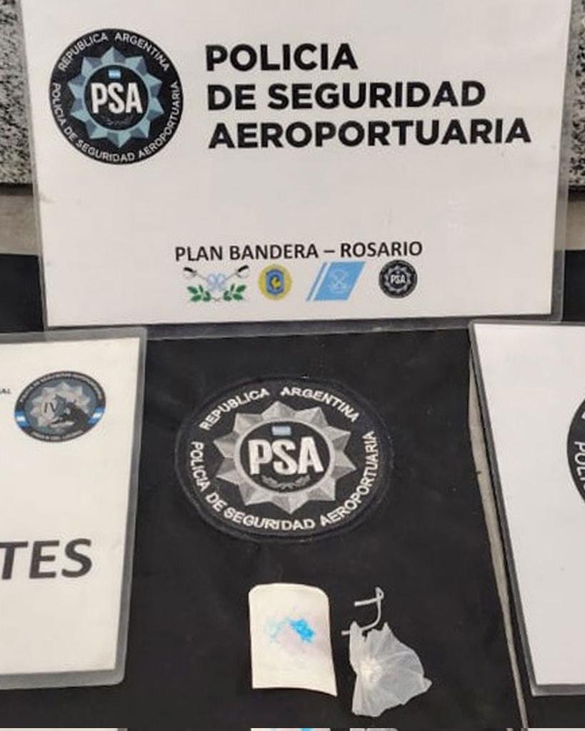 MinSeguridad_Ar's tweet image. PLAN BANDERA ATR: DETUVIMOS A UN HOMBRE CON 902 DOSIS DE COCAÍNA
Detuvimos en Rosario a un hombre que circulaba con 902 dosis de cocaína escondidas en una riñonera.
A través de la PSA, identificamos una conducta sospechosa del criminal, lo interceptamos y, tras encontrar el…