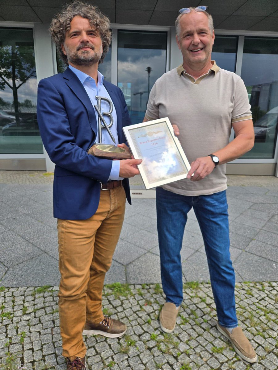 FWarweg's tweet image. Endlich Anerkennung 😉! Vor fünf Jahren stiftete der Landwirt Thomas Horsch aus Regensburg, enttäuscht von den etablierten Journalisten-Preisen & respektiven Preisträgern, erstmals den „Brave Reporter Preis“ für „herausragend aufklärerische journalistische Arbeit“, ausgestattet…