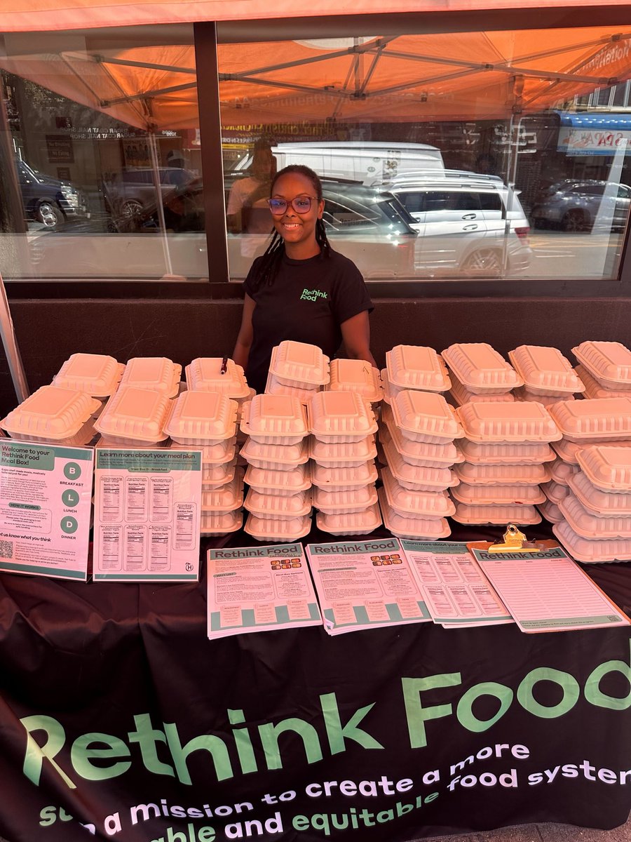 rethinkfood's tweet image. What a day in Flatbush! 💚 Big thanks to @CMRitaJoseph, @MHHC_Inc & our amazing neighbors. We served 100+ hot meals & shared info on FREE Medically Tailored Meals! Qualify if you’re on Medicaid & managing health needs 👉 rethinkfood.org/medically-tail…