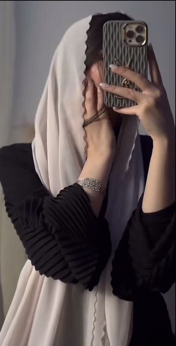 لاحطت الطرحه على شعرها الزين 
قمّرا .. ورى دهم السحايب تذرى
#السلام_عليكم
